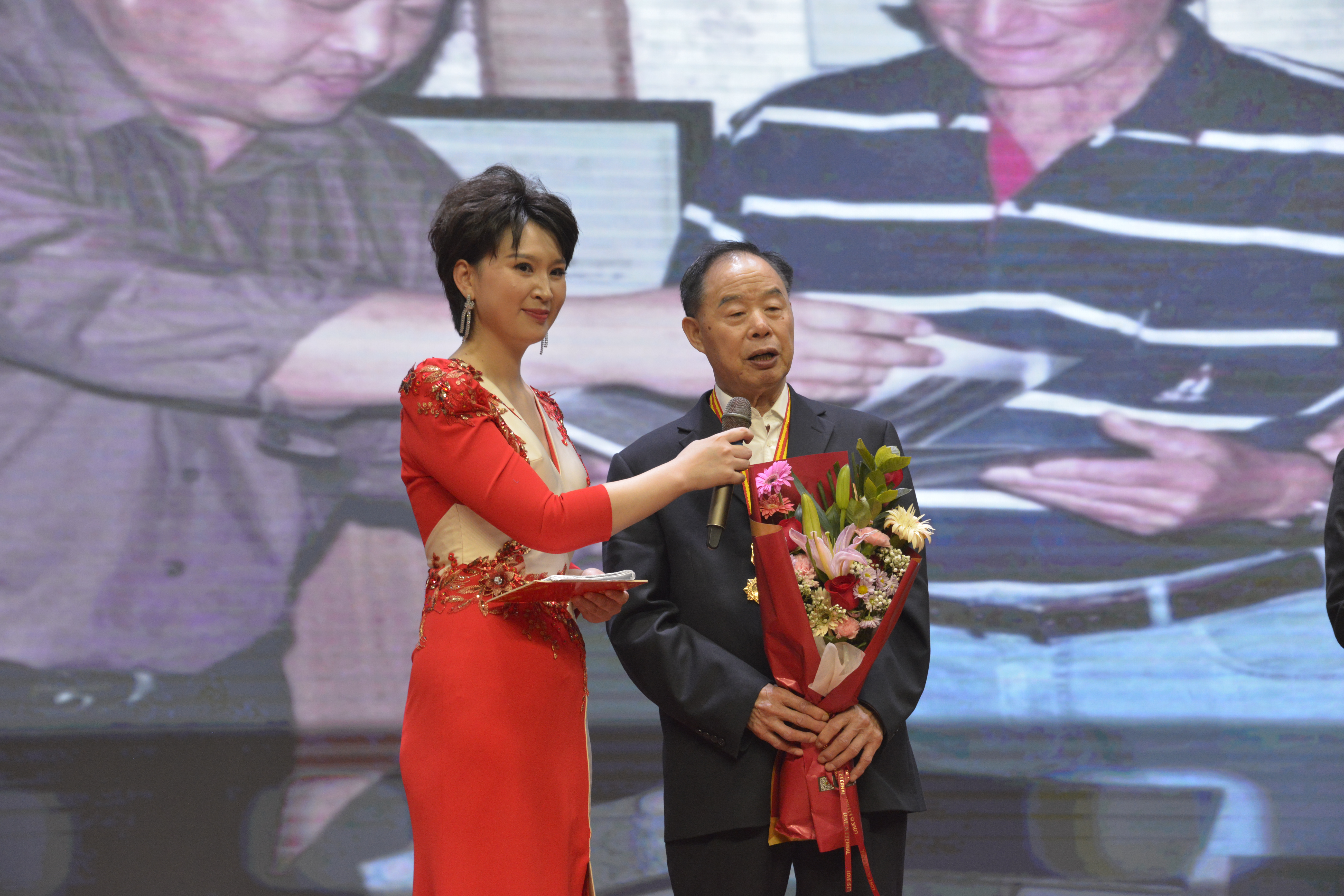 2024年4月29日全區(qū)慶“五一”活動(dòng)李學(xué)峰董事長作為輕工部部級(jí)勞動(dòng)模范登臺(tái)接受采訪